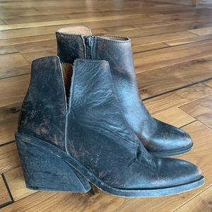 Frye Co. Serena Cutout bootie size 8.5